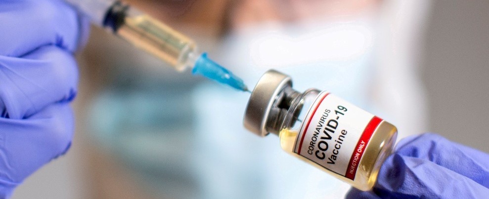 Combinar vacunas de Pfizer y AstraZeneca podría aumenta las reacciones adversas...